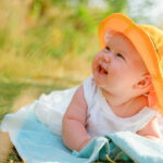 Sommer mit Baby – Was gehört in die Wickeltasche? 