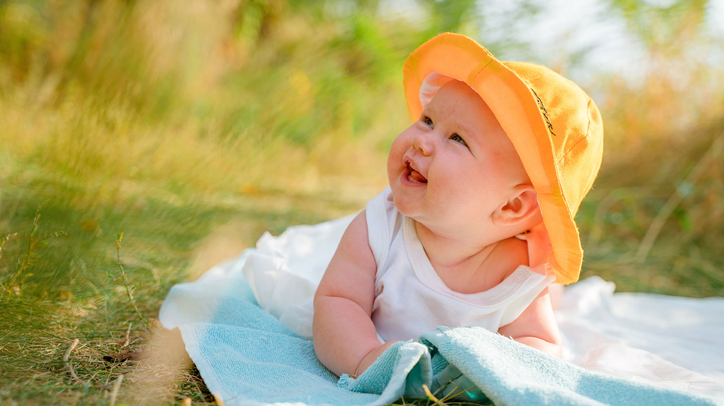Sommer mit Baby – Was gehört in die Wickeltasche? 